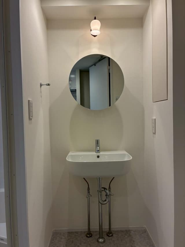 拘りのフルリフォームをした洗面エリアです。
1920年代フランスアンティークのスカラップ型の美しいブラケット(※もし売却するときは一緒にお譲りさせていただきます。)
ミラタップのSUSメタサークル500のミラーキャビネット＊イタリア製スカラベオ社の美しい洗面ボウル＊水栓・排水トラップ・タオルフックは、Vola社 アルネ・ヤコブセンです。