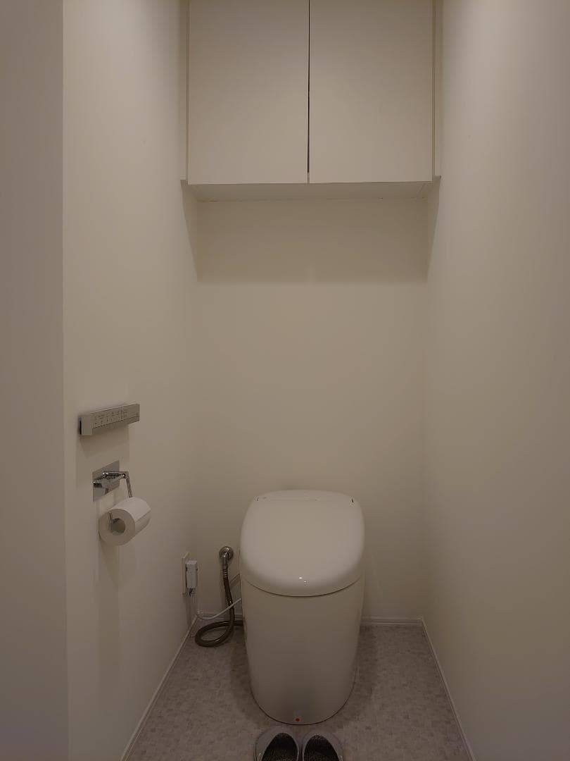 無駄のないモダンで美しいトイレスペース
TOTOのネオレストRS3の最新タンクレストイレを採用。シルバーカラーのリモコンに合わせてペーパーホルダーもVola社 アルネ・ヤコブセンを採用しました。