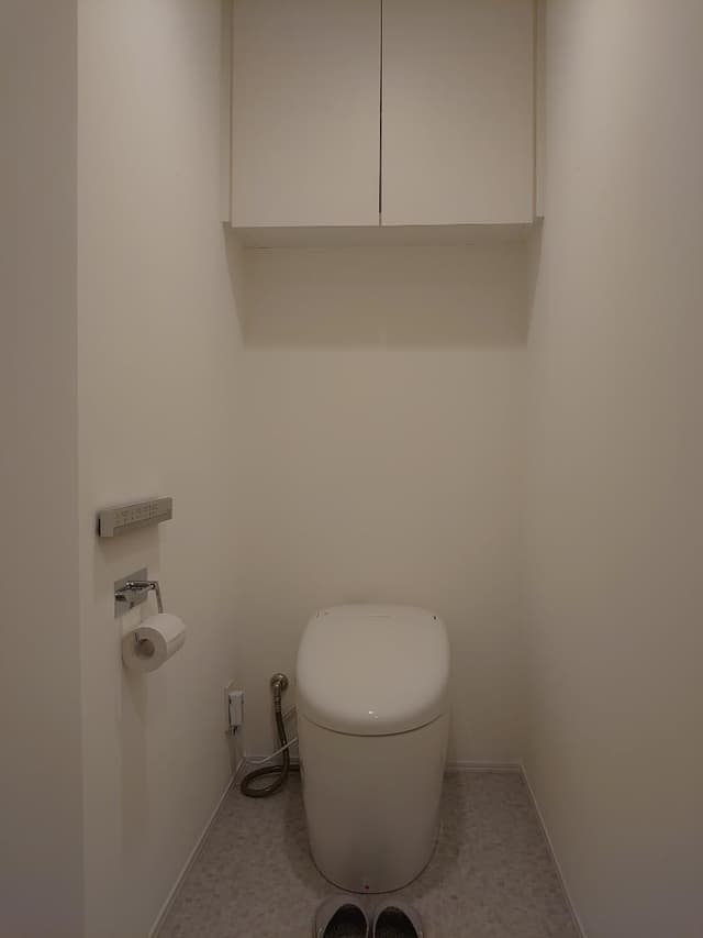 無駄のないモダンで美しいトイレスペース
TOTOのネオレストRS3の最新タンクレストイレを採用。シルバーカラーのリモコンに合わせてペーパーホルダーもVola社 アルネ・ヤコブセンを採用しました。