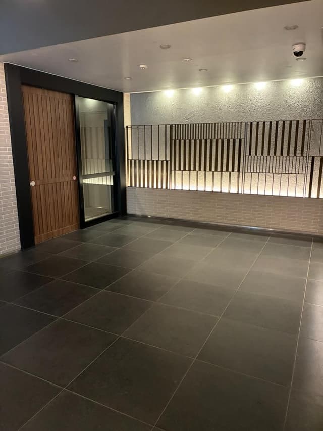 住戸へのアプローチも静謐で美しい佇まい
モダンなメインエントランスが、都会の喧騒からプライベートな空間へと優しく誘ってくれます。管理も非常に行き届いており清潔で凛とした空気が保たれています。