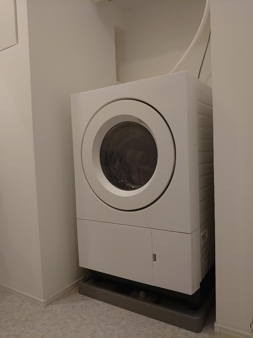 洗面エリアに設置したPanasonic ドラム式洗濯乾燥機。※もし売却するときは未使用のまま一緒にお付けしてお譲りさせていただきます。
防水パンはミラタップ販売のグレーカラー未使用品です。