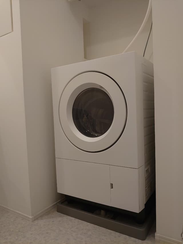 洗面エリアに設置したPanasonic ドラム式洗濯乾燥機。※もし売却するときは未使用のまま一緒にお付けしてお譲りさせていただきます。
防水パンはミラタップ販売のグレーカラー未使用品です。