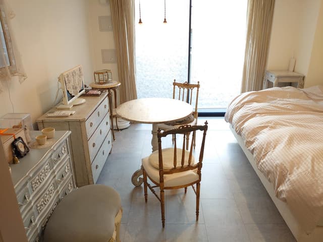 すべての壁と天井を珪藻土塗装ペイントで職人さんに下地処理から仕上げていただきました。※珪藻土塗装はクロスではない自然素材のため、クラックやひび割れ等は出てまいります。
床はLIXILラシッサD ライトクレイ調のグレーです。テーマカラーのホワイト×グレーのキャンバスがお部屋のグレードを格上げしています。
1日を通して穏やかな北西向きの光が居心地の良い空間を演出してくれます。