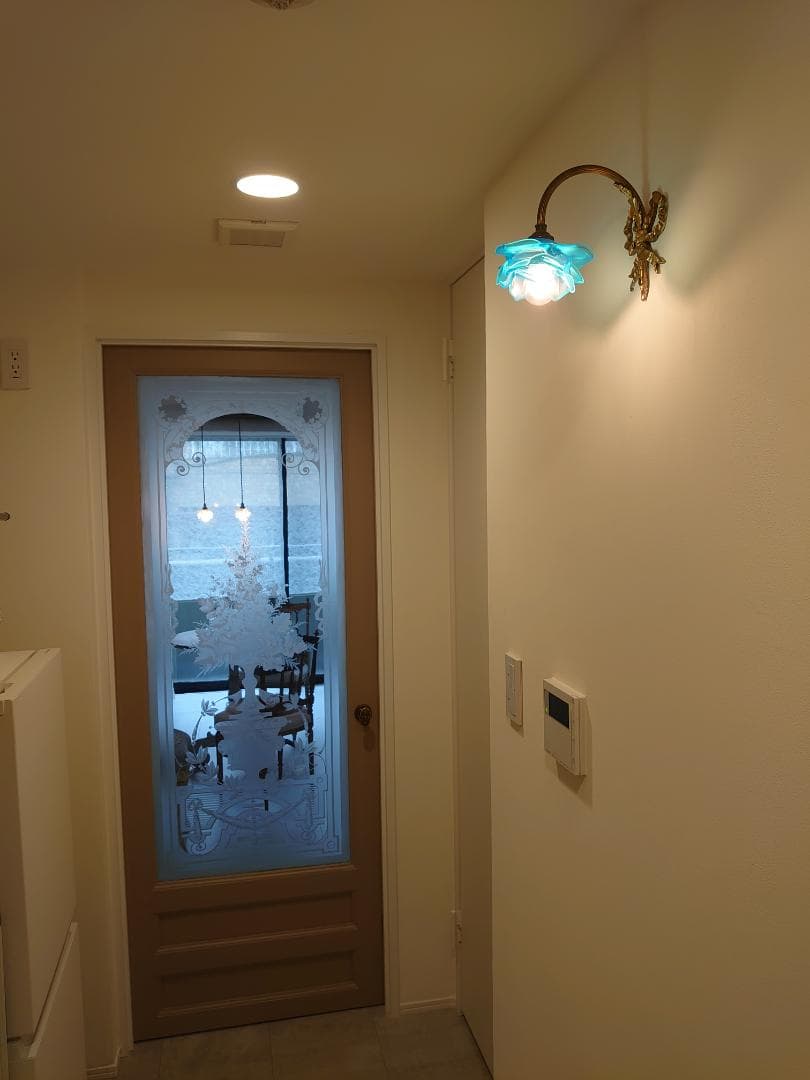 廊下の1900年代フランスアンティーク ブルーローズブラケット。※もし売却するときはこちらの希少なブラケットもお付けしてお譲りさせていただきます。※アンティークのエッチングガラスドアは非売品になりますので、ご自身でドアを取り付けていただき部屋の物語を完成させてくださいね。