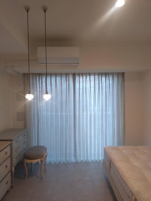 天井中央にメインのLEDダウンライトを新規設置 
新たにシーリングも2個増設しました。
お好きなペンダントライト＊間接照明を取り付けていただけます。