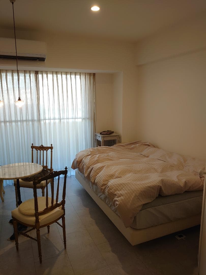 この部屋のために誂えたスイスの最高峰、クリエーション・バウマンのロールスクリーン(スパイダーのホワイト)＊シンフォニアCS 淡いベージュのレースカーテン＊日本最小のノクリアエアコン。 ※もし売却するときはこちらもすべて一緒にお付けさせていただきますね。
＊セミダブルベッド W1200を置いてます。
2025年11月5日・フルリフォーム完成
2026年より居住