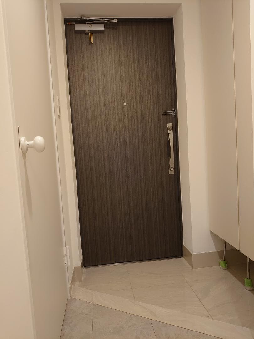 清廉で無駄のない玄関
ダブルロックで防犯面も安心です。
収納力のある備え付けシューズクローゼット。
建具に採用したLIXILドアの可愛らしい握り玉のホワイトは廃盤品なので希少です。