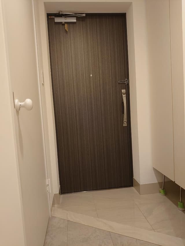 清廉で無駄のない玄関
ダブルロックで防犯面も安心です。
収納力のある備え付けシューズクローゼット。
建具に採用したLIXILドアの可愛らしい握り玉のホワイトは廃盤品なので希少です。