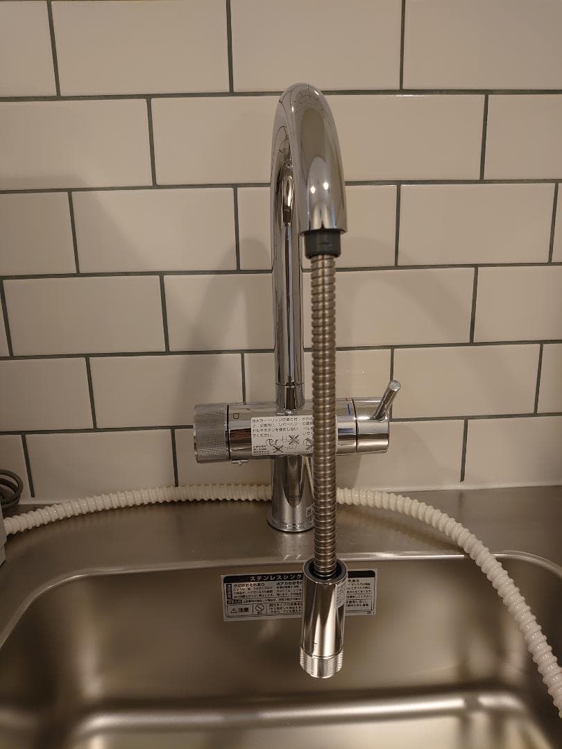 グローエ社製のミンタ
シャワー式なのでシンクの掃除もしやすいです。浄水器機能あり※未使用コンディション