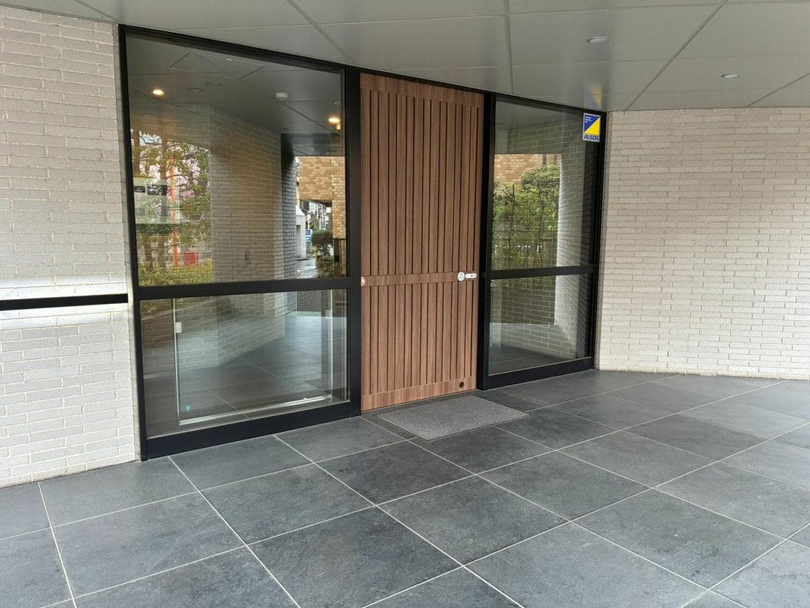 華美過ぎない上品なメインエントランス
ALSOKのセキュリティに守られた安心感と凛とした佇まいが住まう人達の品格を物語ります。