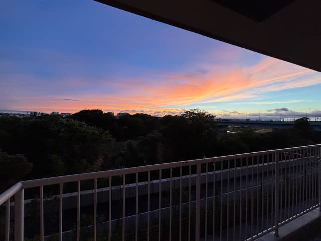 夕焼けの美しさに目を奪われます。