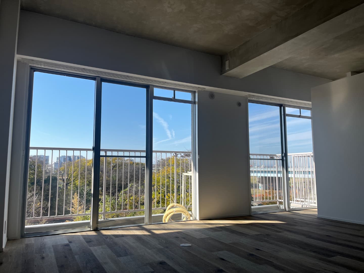 目の前が多摩川なので、自然豊かで四季の移ろいを楽しめます。