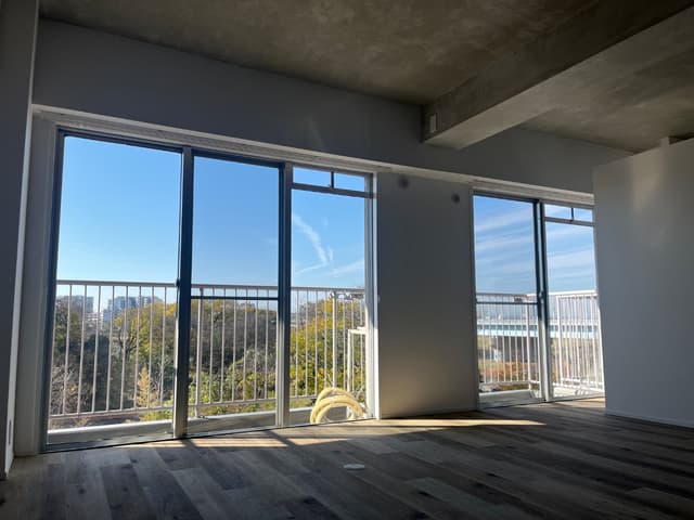 目の前が多摩川なので、自然豊かで四季の移ろいを楽しめます。