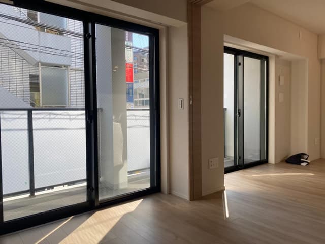 大きな開口部からしっかり光が入り、日中は照明が不要なほど明るい空間です。また分譲時オプションでホスクリーンを設置しており、室内干しがしやすい点が気に入っています。天候や時間帯を気にせず洗濯物を干せるほか、使わないときはすっきり収まるため、空間を広く使えるのも魅力です。