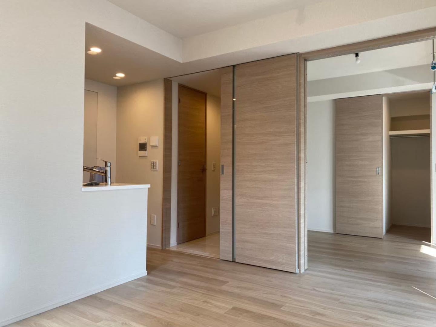 リビングと隣室を一体として使える間取りで、ライフスタイルに合わせて空間を柔軟に使えます。家具の配置もしやすく、居心地の良い空間になっています。（入居前写真）