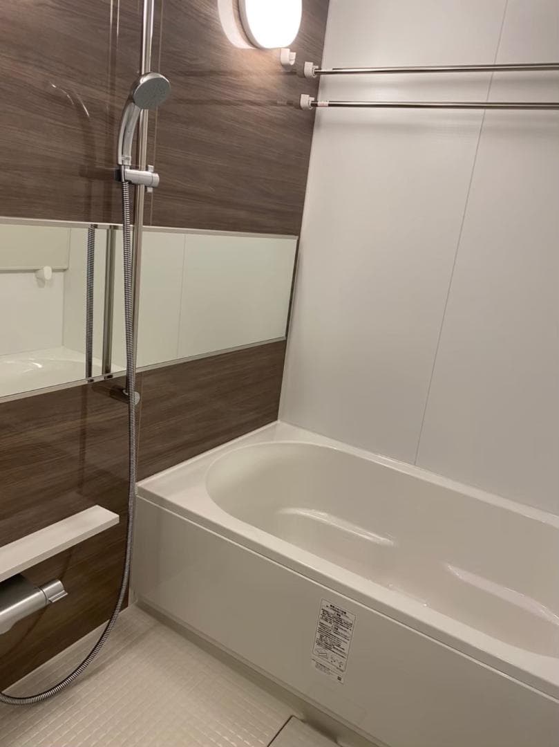 1LDKでありながらゆとりのある1418サイズの浴室で、ゆったりと入浴できる点が気に入っています。追い焚き機能により時間差のある入浴にも対応でき、浴室換気乾燥機も備わっているため、天候を気にせず洗濯物を乾かせるなど日々の使い勝手の良さを実感しています。（入居前写真）