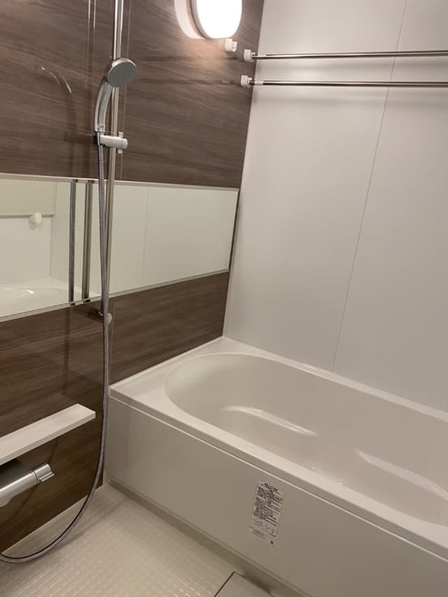 1LDKでありながらゆとりのある1418サイズの浴室で、ゆったりと入浴できる点が気に入っています。追い焚き機能により時間差のある入浴にも対応でき、浴室換気乾燥機も備わっているため、天候を気にせず洗濯物を乾かせるなど日々の使い勝手の良さを実感しています。（入居前写真）