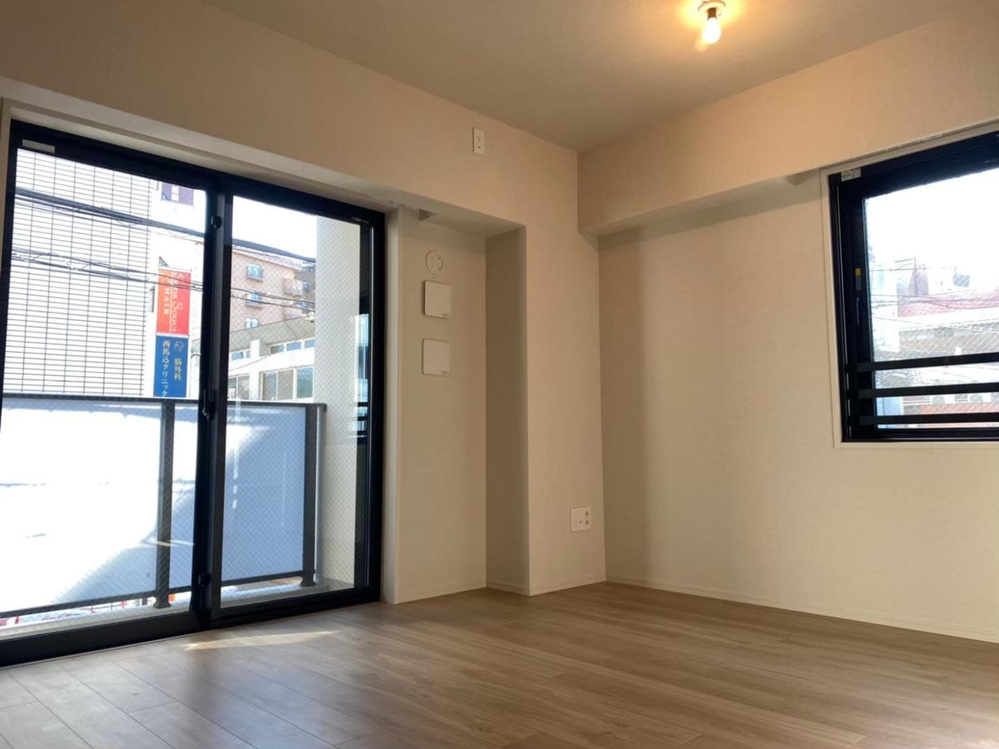 二面採光のリビングで、時間帯を問わず自然光がしっかり入り、明るく開放感のある空間です。風通しも良く快適に過ごせます。さらに、天井から足元まで高さのある奥行き十分の収納を備えており、日用品や季節物もすっきり収められ、居住空間を広く使える点が気に入っています。（入居前写真）