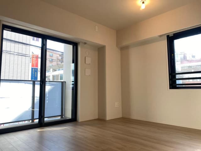 二面採光のリビングで、時間帯を問わず自然光がしっかり入り、明るく開放感のある空間です。風通しも良く快適に過ごせます。さらに、天井から足元まで高さのある奥行き十分の収納を備えており、日用品や季節物もすっきり収められ、居住空間を広く使える点が気に入っています。（入居前写真）