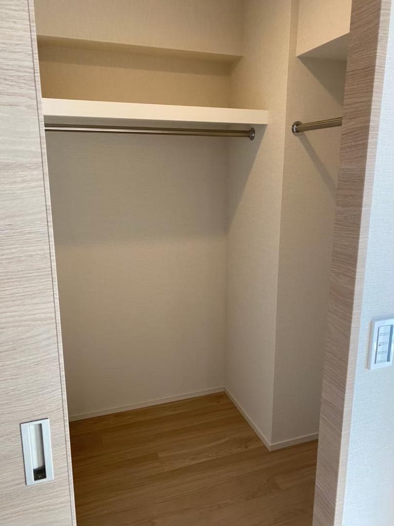 ウォークインクローゼットは奥行きがあり、衣類だけでなく季節物や荷物もまとめて収納できます。生活スペースを広く使える点が便利です。（入居前写真）
