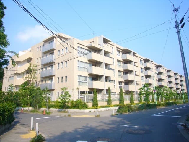 周辺道路は交通量が少なく静かです。