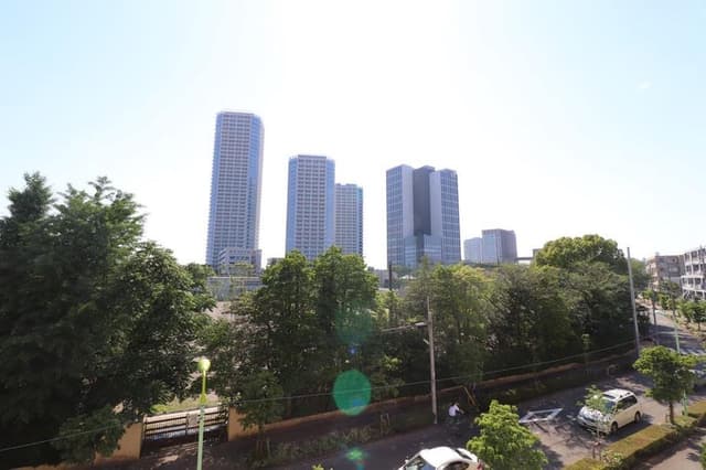 二子玉川ライズが見えます。多摩川花火大会も綺麗に見えます。向かいの高校は廃校となり、休日に小学生サッカーをやっているくらいで静かです。