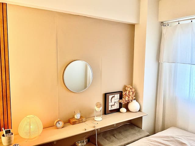 北側(玄関側)の部屋です。
夫婦別々の寝室にしています。カーテンは手作りです。