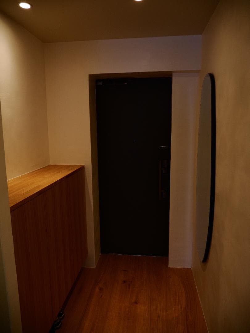 玄関。玄関土間も思い切って木材にしてみました。