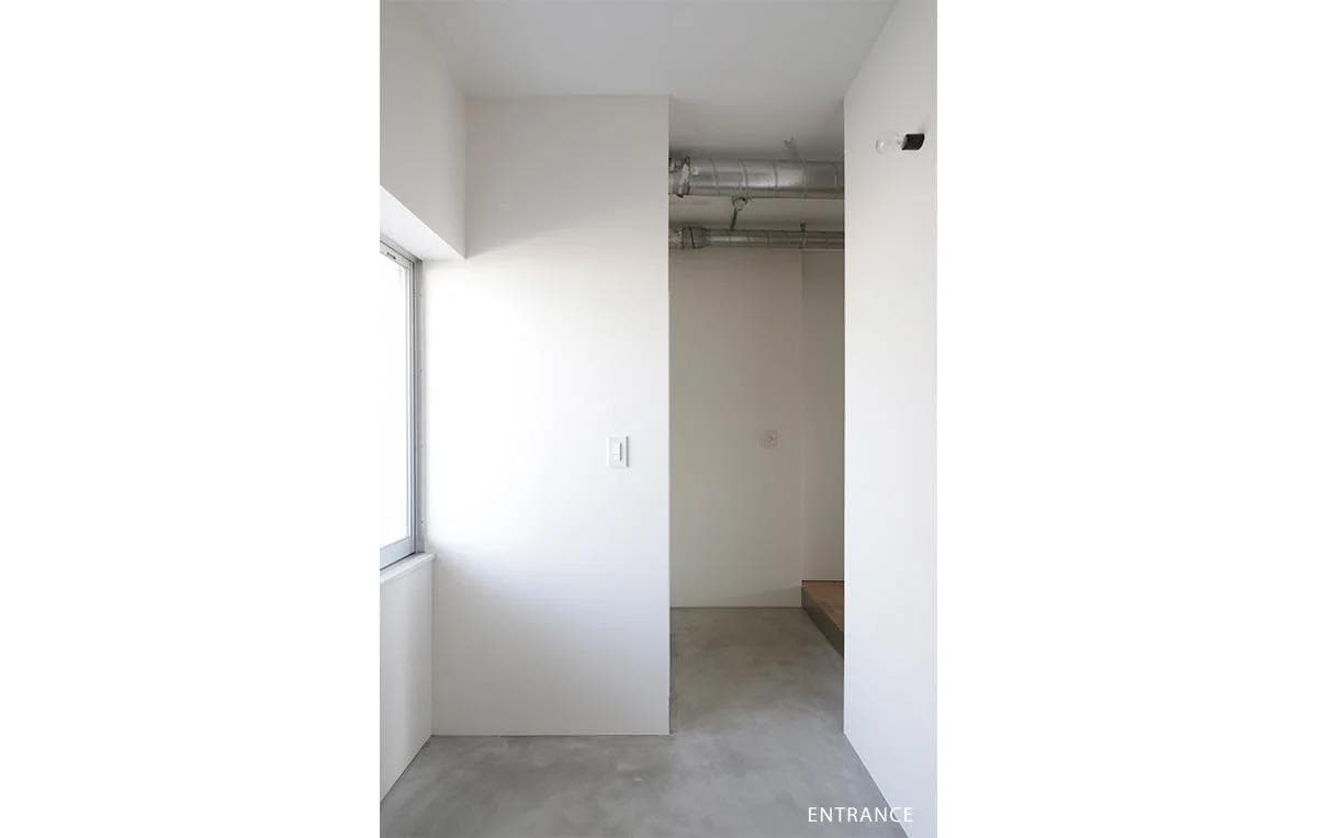 窓の手前に靴用に可動棚をDIYで追加済み。