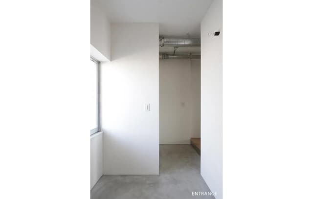 窓の手前に靴用に可動棚をDIYで追加済み。
