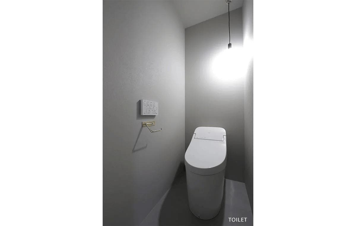 トイレのみ壁がグレー。
TOTOのタンクレス風。