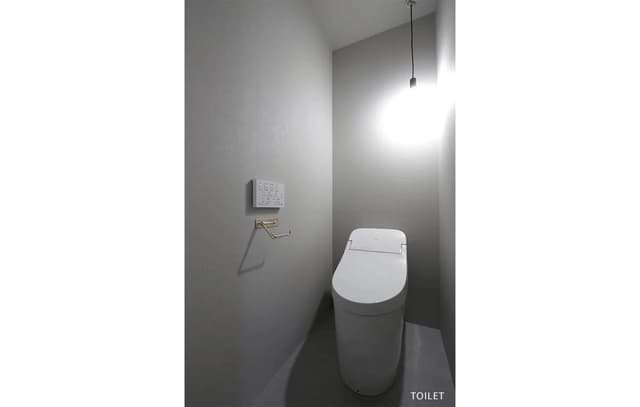 トイレのみ壁がグレー。
TOTOのタンクレス風。