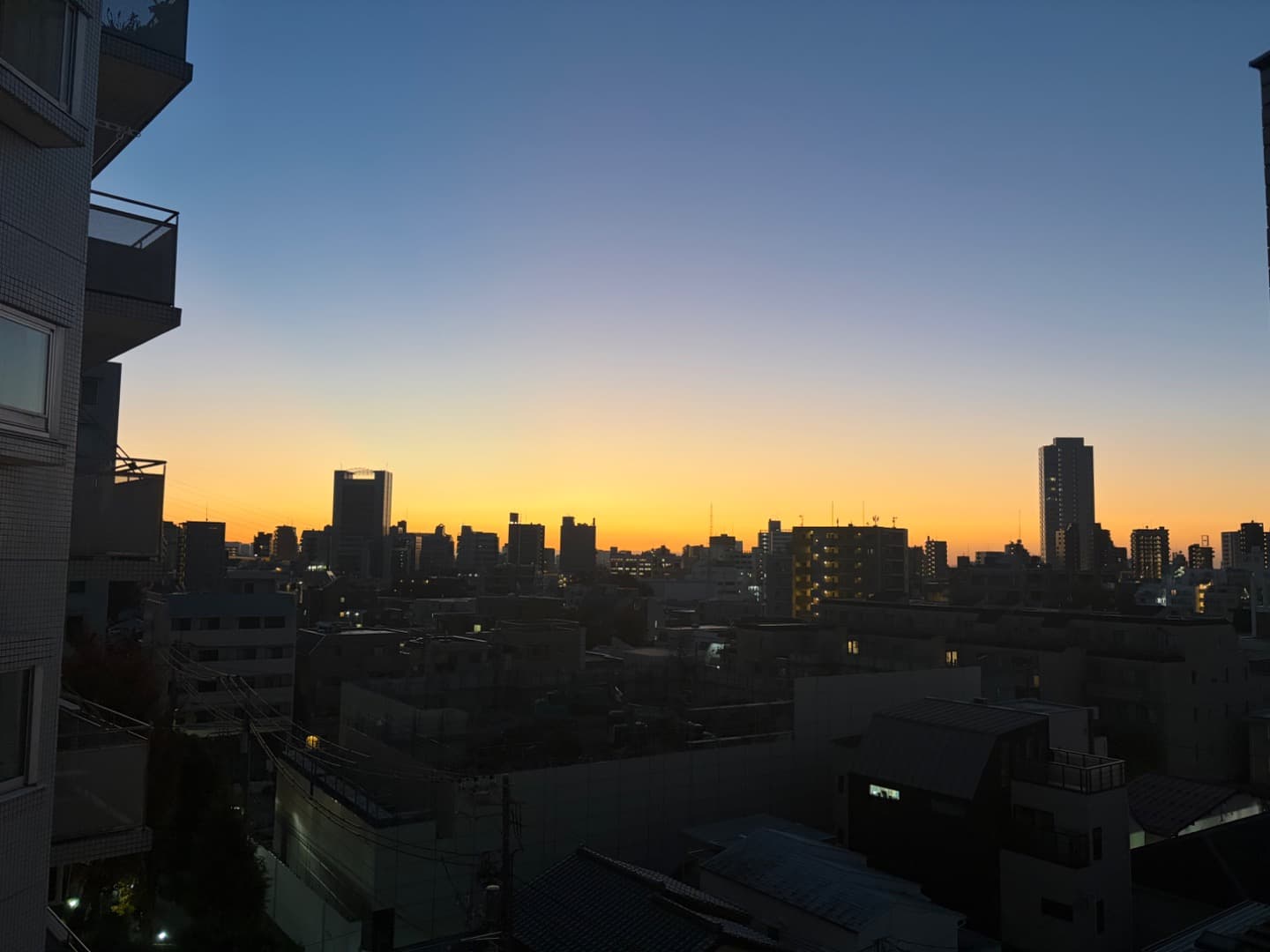 ベランダからの景色。冬の5〜6時頃。
抜けに高い建物が無く、空も綺麗に見えます。
