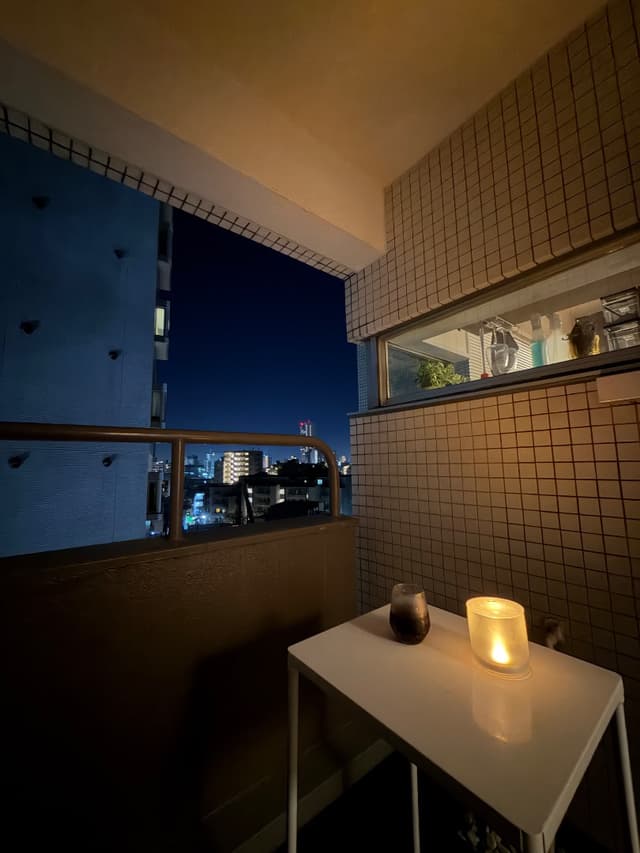 バルコニーからの眺望。
小窓から室内が見えます。