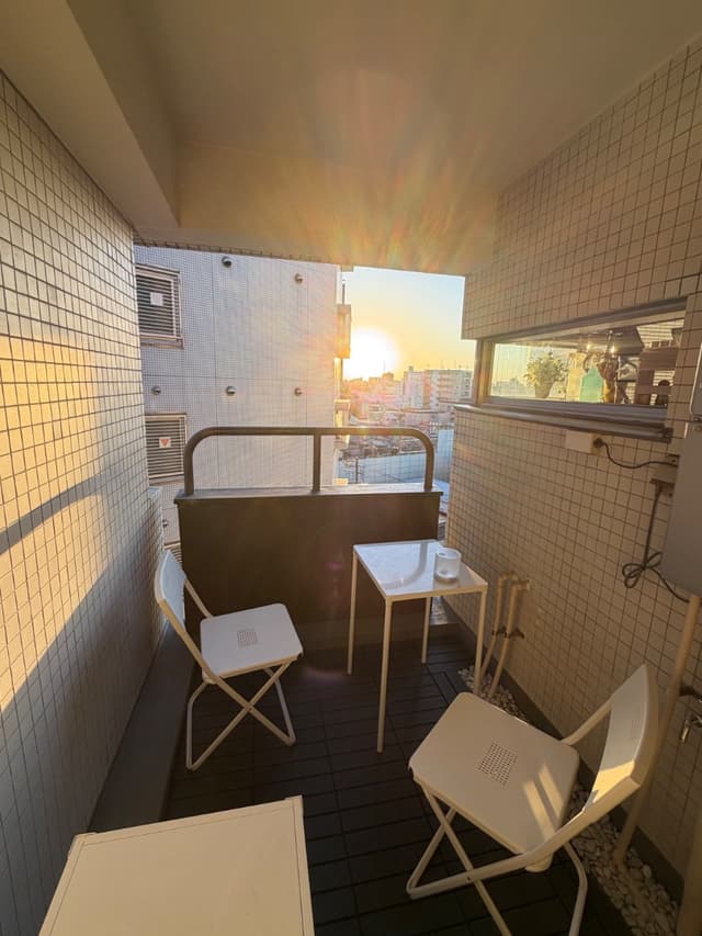 バルコニー
リビング側のベランダとは別に、
ベッドルーム側にバルコニーがあります。
屋根もついたおこもりスペースなので、外の視線や雨も気にせず外でお酒を飲んだり、コーヒーを飲みながら読書をしたりなど、気持ち良いスペースになってます。
