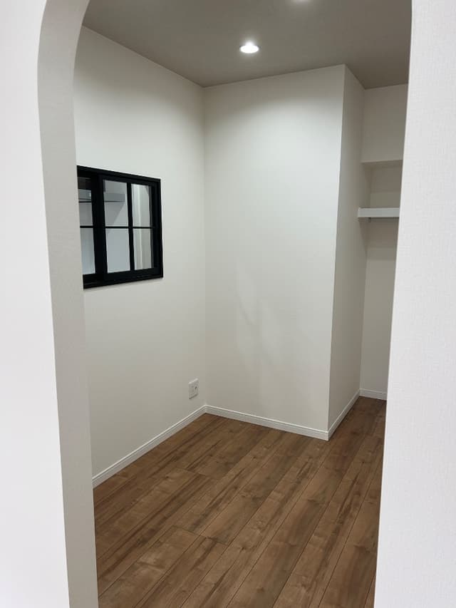 ベッドルーム（入居前写真）。別角度から。
室内窓を付けました。室内窓からはキッチンが見えます。