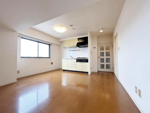 洋室側からダイニングを望む。左手の窓はほぼ真南向きで、室内に明るい光が差し込みます。
