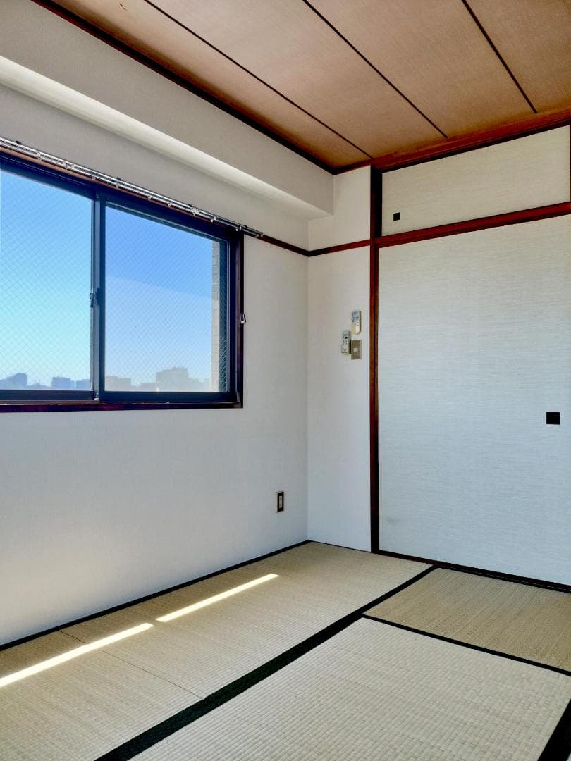 和室の窓まわり。冬の澄んだ日には東京タワーが見えます。子供の頃、この景色を見つけて嬉しくなったことを今でも覚えています。