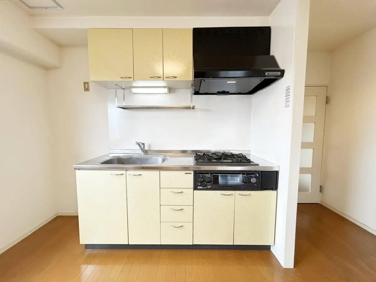 キッチン。新築時から大切に使用されてきたキッチンです。