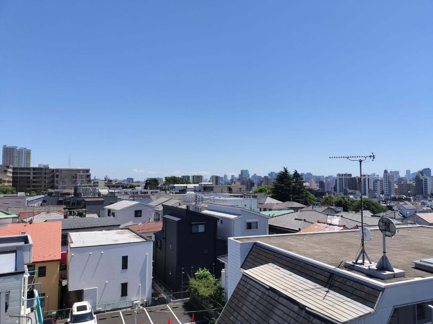部屋は山手線内側の高台に位置するマンションの5階、南東向きです。周辺は低層住宅が中心のため視界が開けており、風通しも良好です。