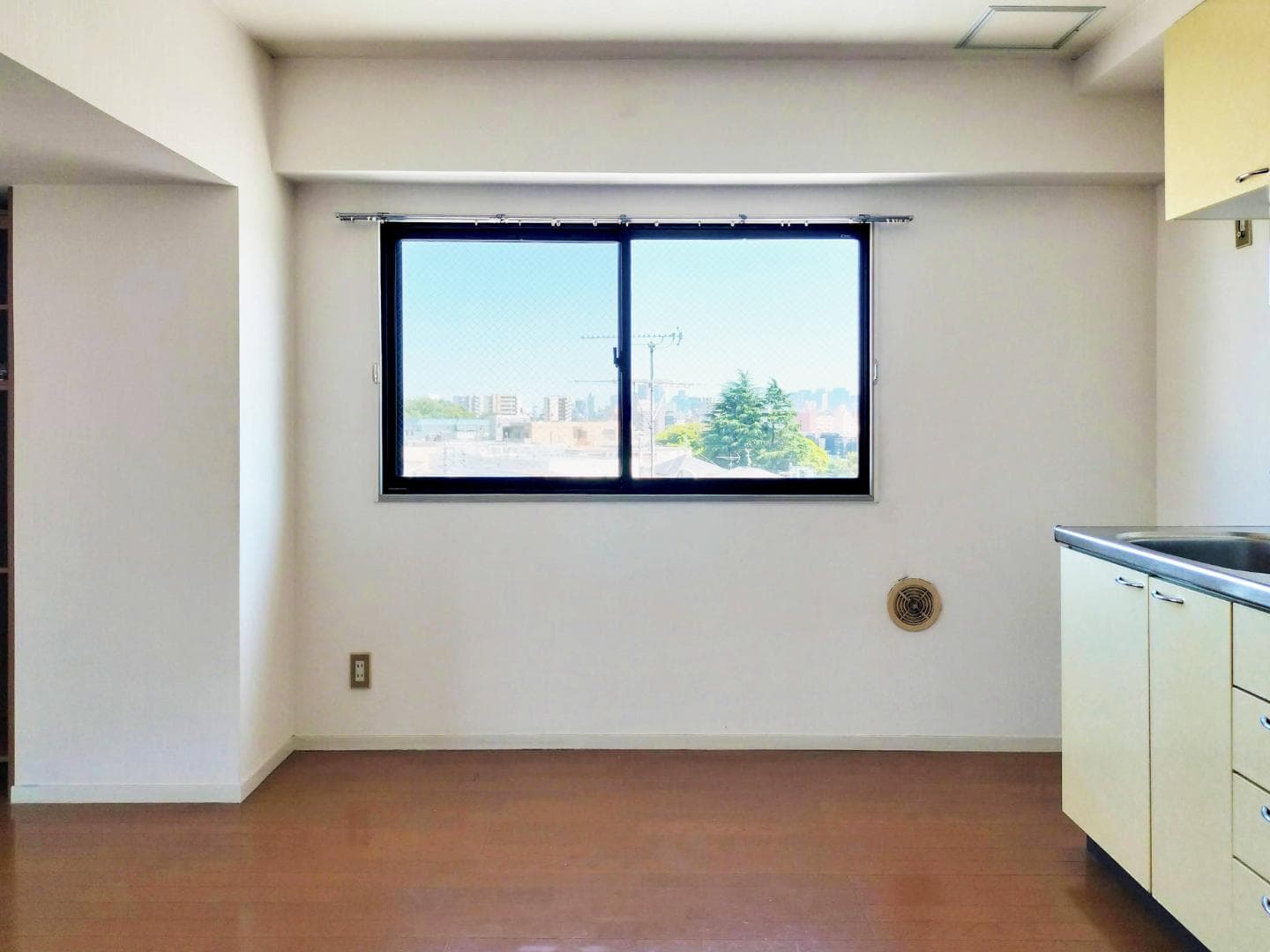 ダイニングの窓。個人的にこの住まいで最も印象に残っている景色です。窓辺にテーブルを置き、遠くの街並みを眺めながら食事をしたくなる眺望です。