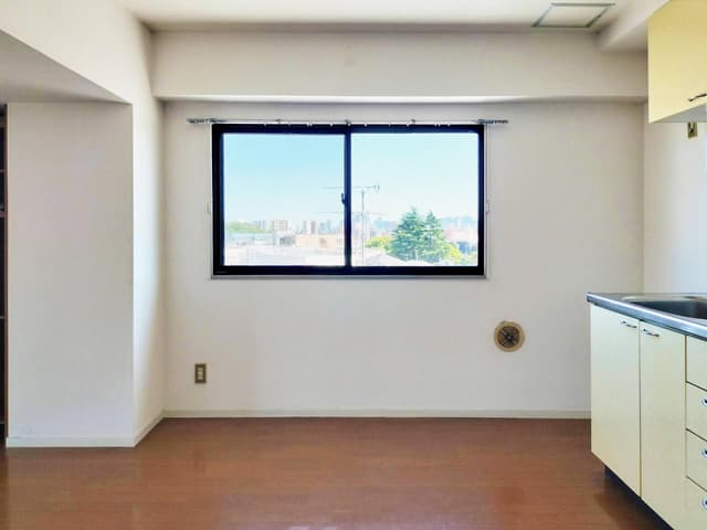 ダイニングの窓。個人的にこの住まいで最も印象に残っている景色です。窓辺にテーブルを置き、遠くの街並みを眺めながら食事をしたくなる眺望です。
