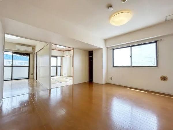 玄関ホールから見たダイニング。奥と左右にそれぞれ個室が配置されています。住戸の中央に位置していますが、角部屋ならではの採光があり明るい空間です。右手の窓からは都心方面の眺望が広がります。