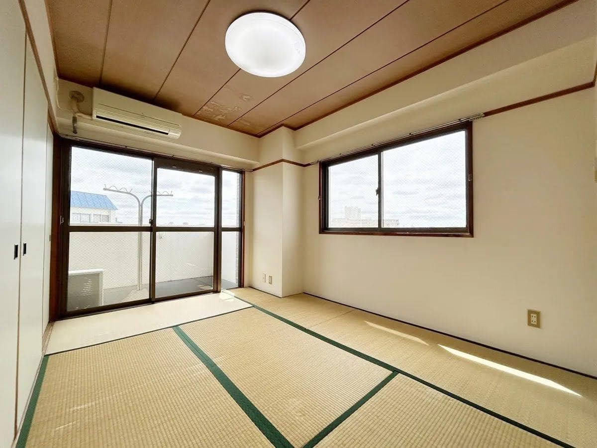 和室。ベランダに面した二面採光の明るいお部屋です。窓からの眺望も開けています。