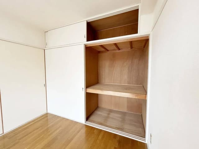押し入れ収納。天袋が洋室側とつながっており収納力があります。木製建具を採用しており、落ち着いた雰囲気です。