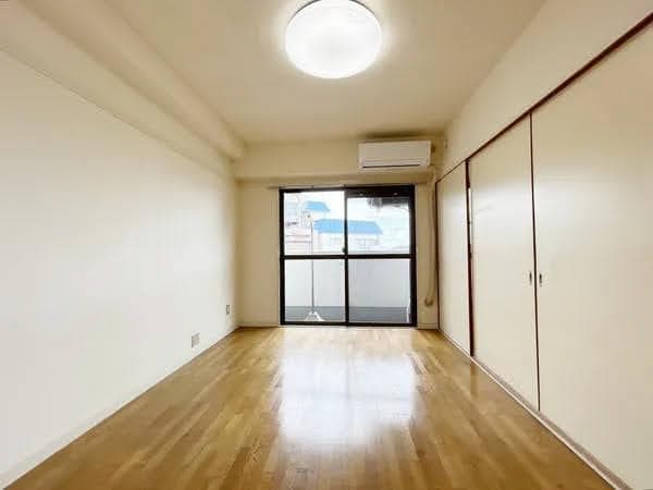洋室。こちらもベランダに面したお部屋です。手前には大容量の収納があります。