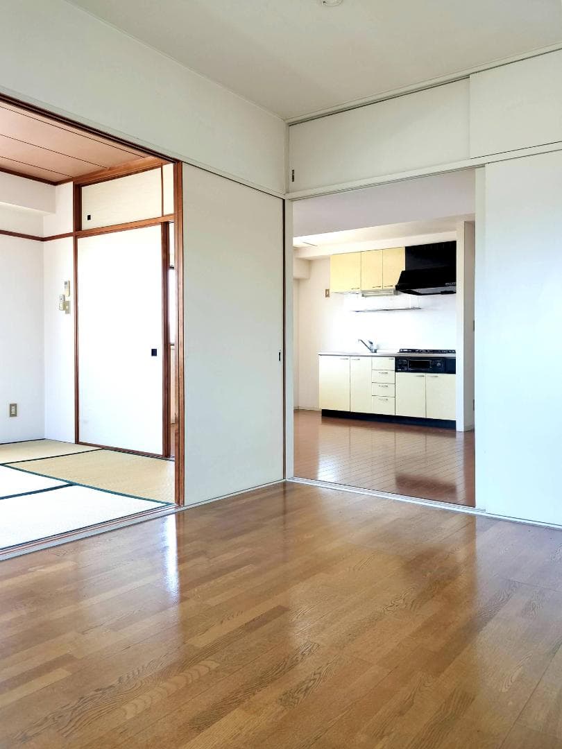洋室から和室とダイニングを見る。襖を開放すると、和室と一体的な空間として利用できます。
