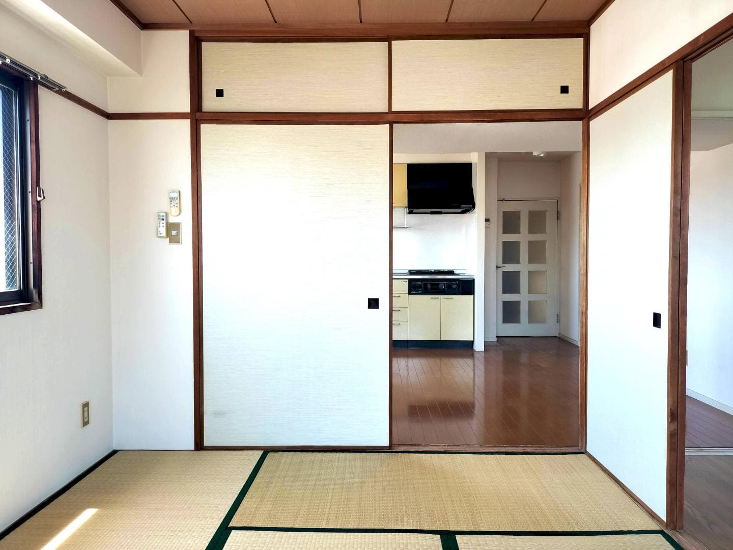 ベランダ側から見た和室。奥にダイニングが見えます。こちらにも天袋収納があります。