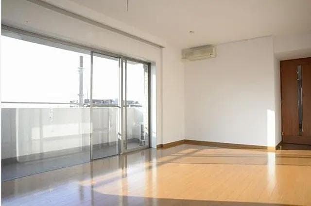 日当たりがよく、眺望の優れたリビングです。大きな窓で明るいです。