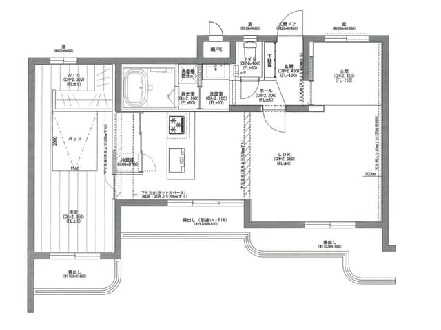 元々3LDKの間取りをLDKや洋室を広く取るため、1LDK+土間の間取りにリノベーションしています。リビング、ダイニング、洋室に南向きのベランダがあるため、日中は明るいです。
